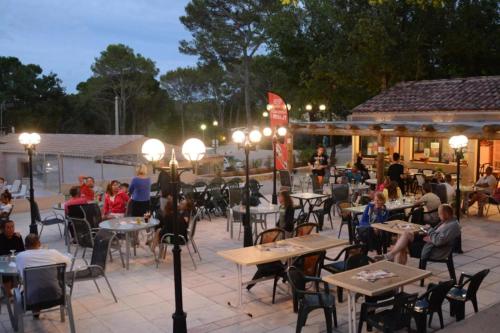 Mobilhome 3 étoiles - Parc aquatique - ef0fec tesisinde bir restoran veya yemek mekanı