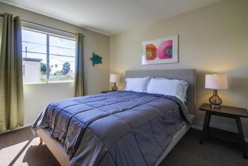 Un dormitorio con una cama grande y una ventana en Endless Summer 2, en San Diego