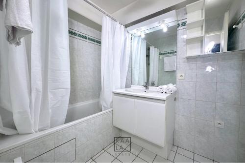 a bathroom with a sink and a tub and a shower at KAALA STAYS - APT spacieux Paris-Disneyland in Noisy-le-Grand