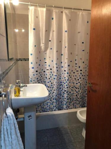 La salle de bains est pourvue d'un lavabo et d'un rideau de douche. dans l'établissement Amplio y luminoso apartamento., à Buenos Aires