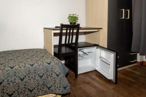 米蘭的住宿－喬亞別墅酒店，配有一张桌子和一张椅子的床边的房间