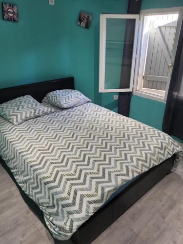 un lit dans une chambre avec une fenêtre dans l'établissement Adorable appartement, à Pézenas