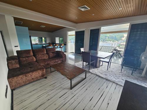 ein Wohnzimmer mit einem Sofa und einem Tisch in der Unterkunft Castle Villa Phuket in Kamala Beach