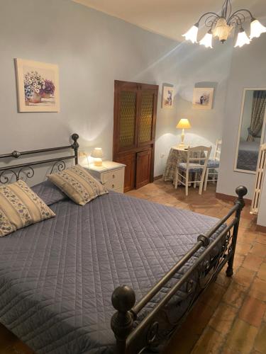 um quarto com uma cama grande e uma sala de jantar em Appartamento San Sisto n 8 em Spello