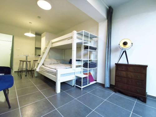 - une chambre avec des lits superposés blancs et une commode dans l'établissement Jardin, terrasse, climatisation, à 5 minutes à pied des plages, commerces et animations, à Saint-Mandrier-sur-Mer