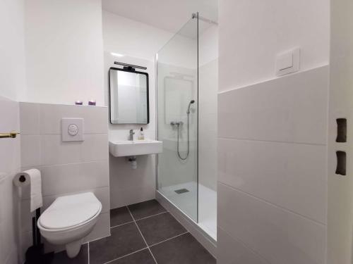 une salle de bain avec toilettes, lavabo et douche dans l'établissement Jardin, terrasse, climatisation, à 5 minutes à pied des plages, commerces et animations, à Saint-Mandrier-sur-Mer