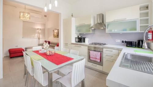 uma cozinha e sala de jantar com mesa e cadeiras em Comfort Double Room St. Julian's em Il-Gżira