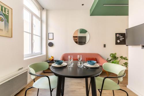 a dining room with a table and chairs at Au Chat Qui Dort Lille - Magasin in Lille