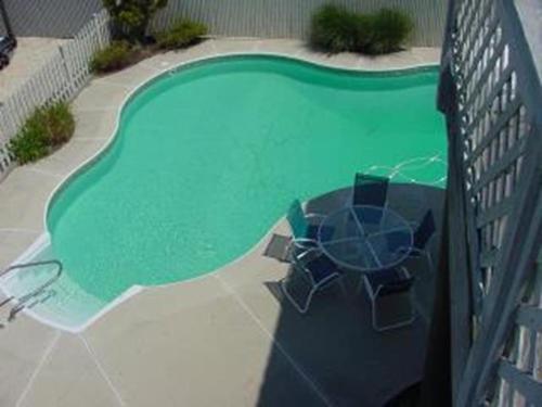una vista aérea de una piscina con sillas en Vacation Rental With Pool On Lbi, en Brant Beach