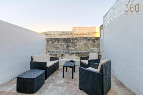 Posezení v ubytování Authentic & Spacious 3BR home with Private Terrace by 360 Estates