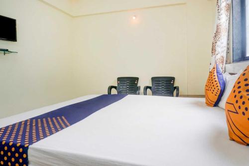 TV a/nebo společenská místnost v ubytování Hotel O Gaurav Lodge