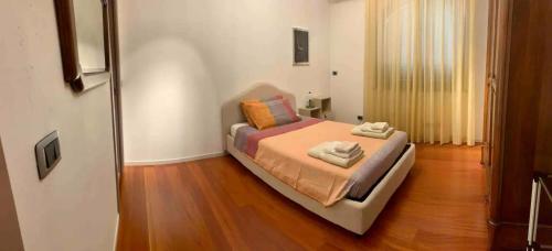 Un pat sau paturi într-o cameră la Villa con piscina - Livorno