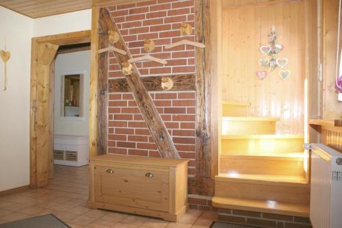 Cette chambre est dotée d'un mur en briques et d'un escalier. dans l'établissement Ferienhaus Sequoia Hahnenklee, à Hahnenklee