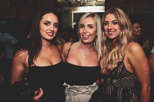 Tres mujeres posando para una foto en una fiesta en St Christopher's Hammersmith en Londres