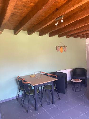 une salle à manger avec une table et des chaises dans l'établissement Domisiladore, à Latouille-Lentillac