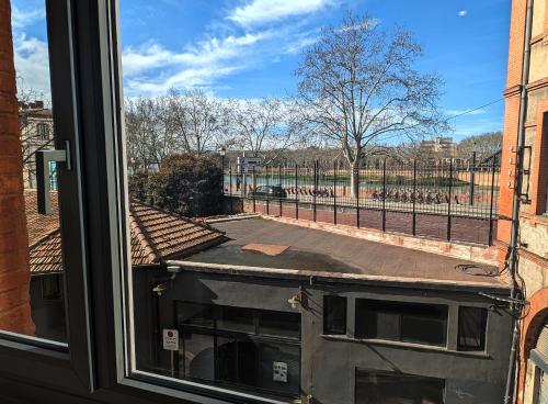 Un balcón o terraza en OVYO Hôtel