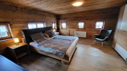 een slaapkamer met een bed in een houten hut bij Wohnung Tirol in Seefeld in Tirol