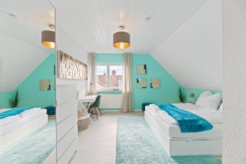 ein Schlafzimmer mit zwei Betten und einem Schreibtisch in der Unterkunft Perouser Wohlfühloase in Rutesheim