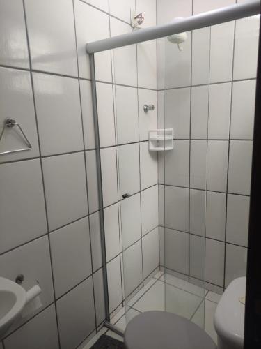 een badkamer met een douche, een toilet en een wastafel bij HOTEL DIVINO PAI ETERNO 2 in Aparecida