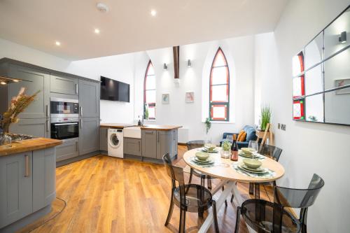 蒙特羅斯的住宿－The Church Front，厨房以及带桌椅的起居室。