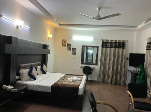 - une chambre avec un lit et un salon dans l'établissement Staykr Rooms & BnB, à Gurgaon