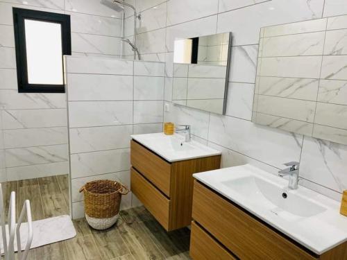 une salle de bain avec un lavabo et un miroir dans l'établissement La Villa Cirindinu, à Cirendinu