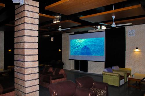 Una televisión o centro de entretenimiento en Sangam Hotel