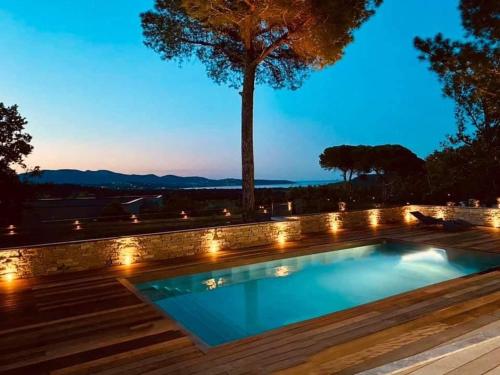 - une piscine dans une arrière-cour éclairée la nuit dans l'établissement La Villa Cirindinu, à Cirendinu