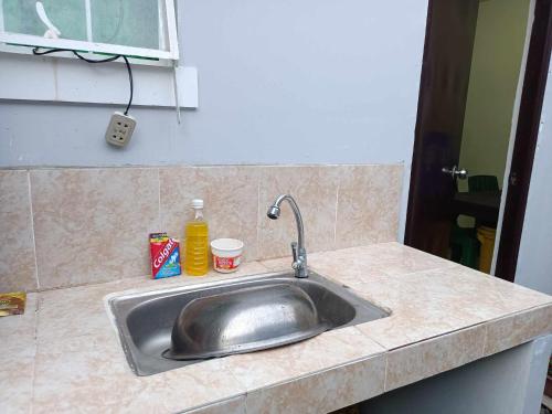 um lavatório de aço inoxidável num balcão de cozinha em IRIGA CITY TRANSIENT HOUSE em Iriga City