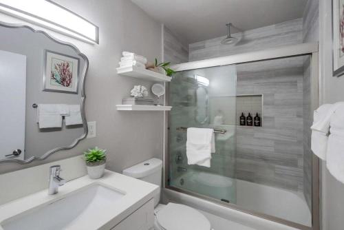 ein Bad mit einer Dusche, einem WC und einem Waschbecken in der Unterkunft Salt Life in San Diego