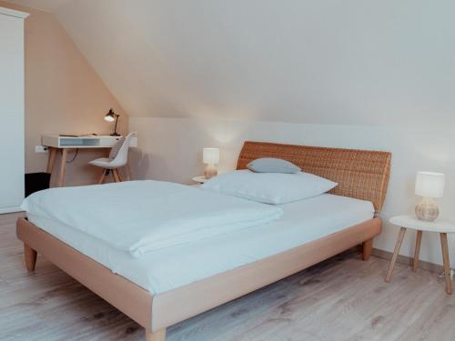 een slaapkamer met een bed en 2 tafels bij Ferienwohnung Morgensonne in Appenweier