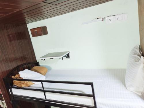 Postel nebo postele na pokoji v ubytování Vakola Dormitory AC Beds