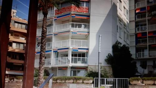 un edificio de apartamentos con balcones y palmeras en bello-horizonte Salou playa, en Salou