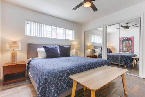 een slaapkamer met een bed met een blauw dekbed bij South Shore 1 in San Diego