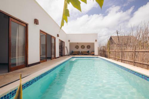 einen Pool im Hinterhof eines Hauses in der Unterkunft Bukoba Villas - Iris - Private Pool, AC & Wi-Fi in Nungwi