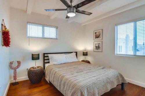 sypialnia z łóżkiem i wentylatorem sufitowym w obiekcie South Shore 3 w mieście San Diego