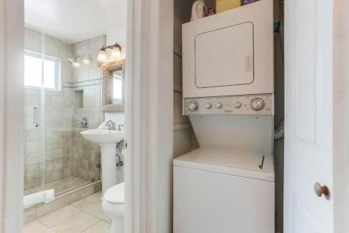biała łazienka z toaletą i umywalką w obiekcie South Shore 3 w mieście San Diego