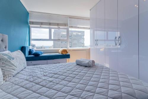 Cosy 1-bedroom unit in Seapoint tesisinde bir odada yatak veya yataklar