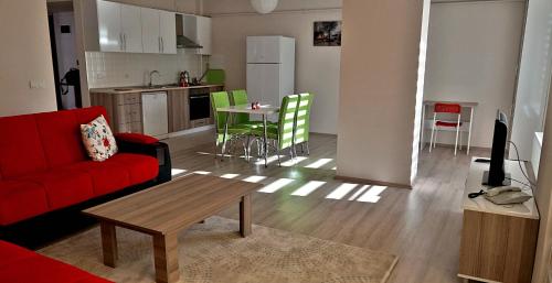 - un salon avec un canapé rouge et une table dans l'établissement Hayat Home Suite, à Erzincan