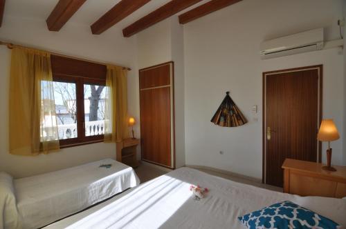 エンプリアブラバにあるRNET - Requesens Empuriabravaのベッドルーム1室(ベッド2台、窓付)