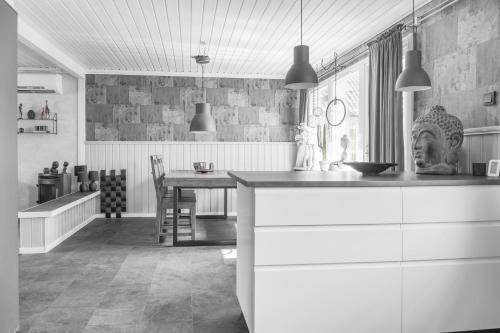 une cuisine avec une table avec une tête sur le mur dans l'établissement Guestly Homes - 4BR Cozy House near windfarm, à Piteå