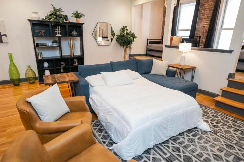 ein Schlafzimmer mit einem Bett, einem Sofa und einem Stuhl in der Unterkunft Loft Literally on Broadway Live Music & Bars in Nashville