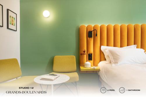 - une chambre avec un grand radiateur à côté d'un lit dans l'établissement Beauquartier - Grands Boulevards, à Paris