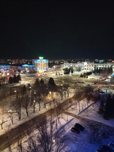 una vista de un estacionamiento por la noche en APARTMENT at REPUBLIC SQUARE, en Öskemen