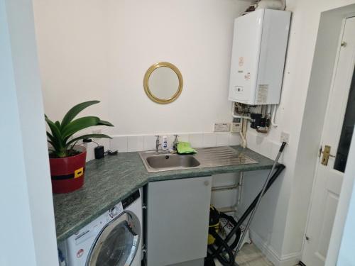 Η κουζίνα ή μικρή κουζίνα στο Superb & Beautiful Stourport Home with 7 Beds by PureStay