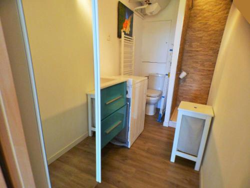 une petite salle de bain avec un lavabo et des toilettes dans l'établissement Vue mer, climatisation, Wifi, plage en face, à La Seyne-sur-Mer