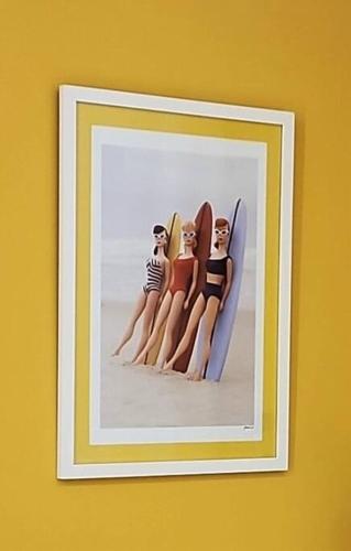 a picture of a group of girls sitting on a chair at Ipagarden in Rio de Janeiro