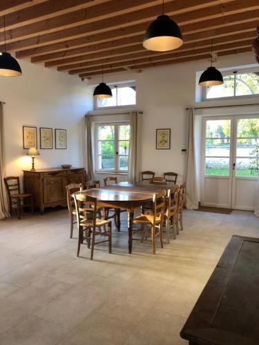 une salle à manger avec une table et des chaises en bois dans l'établissement Chateau de Tosny, à Tosny