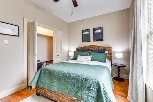 Ένα ή περισσότερα κρεβάτια σε δωμάτιο στο Lakefront Oscar Home with Game Room and Boat Dock!