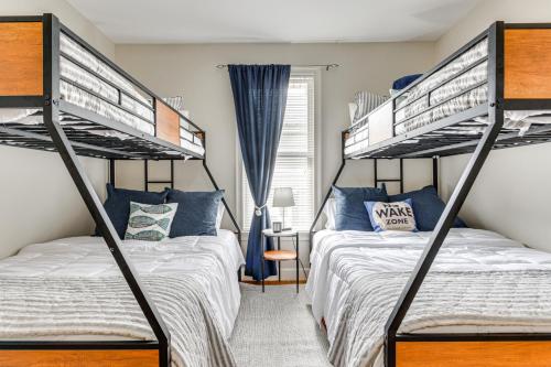 Ένα ή περισσότερα κρεβάτια σε δωμάτιο στο Lakefront Oscar Home with Game Room and Boat Dock!